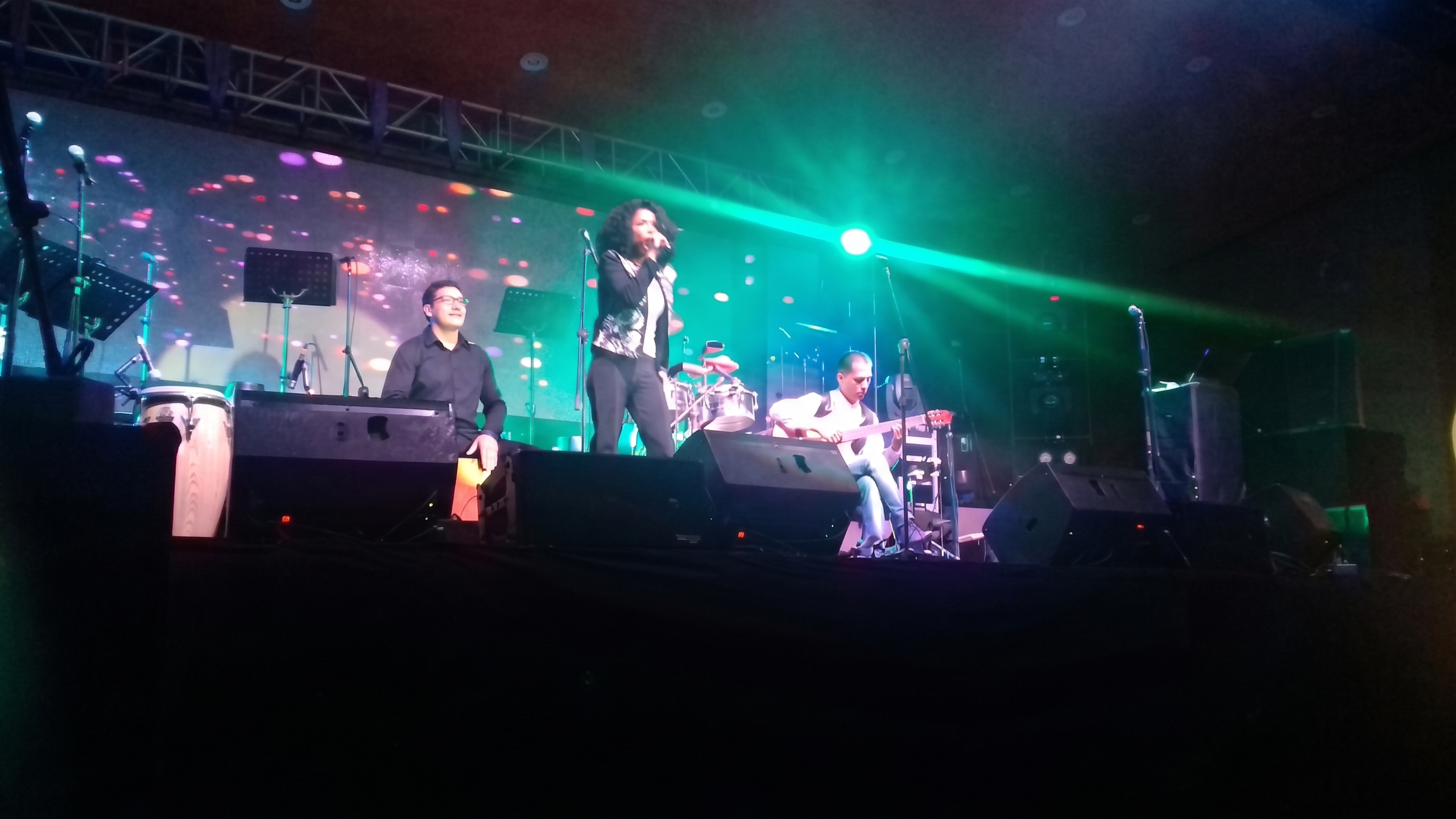 Ángela Locarno y su banda en vivo en show de gran formato para evento corporativo en Bogotá